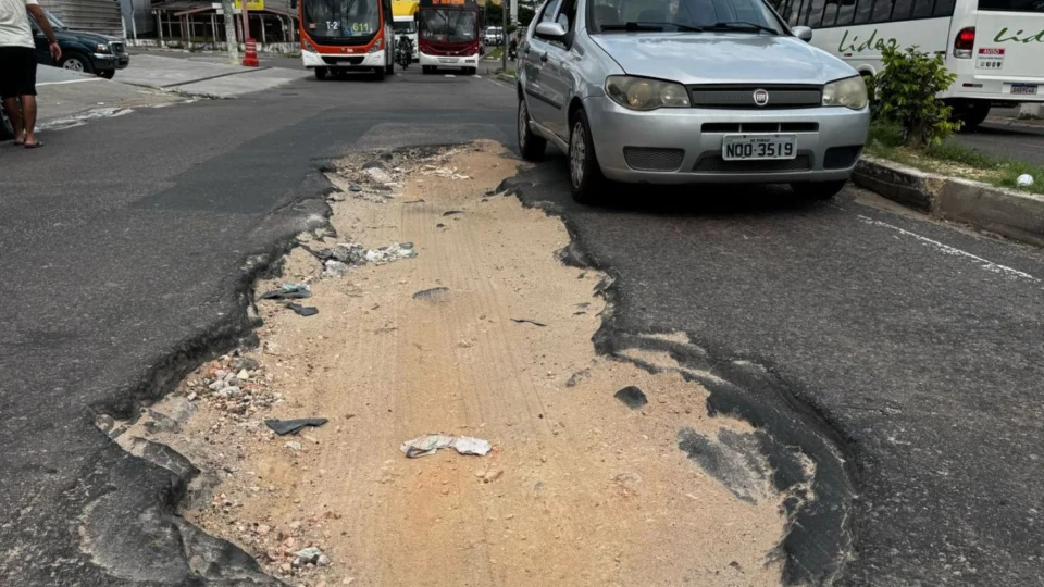 Buraco causa transtornos a motoristas na Avenida Silves, no bairro da Raiz