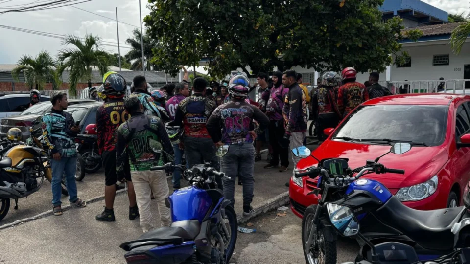 Motoboy é atingido por carro e motorista tenta fugir no bairro Cidade Nova