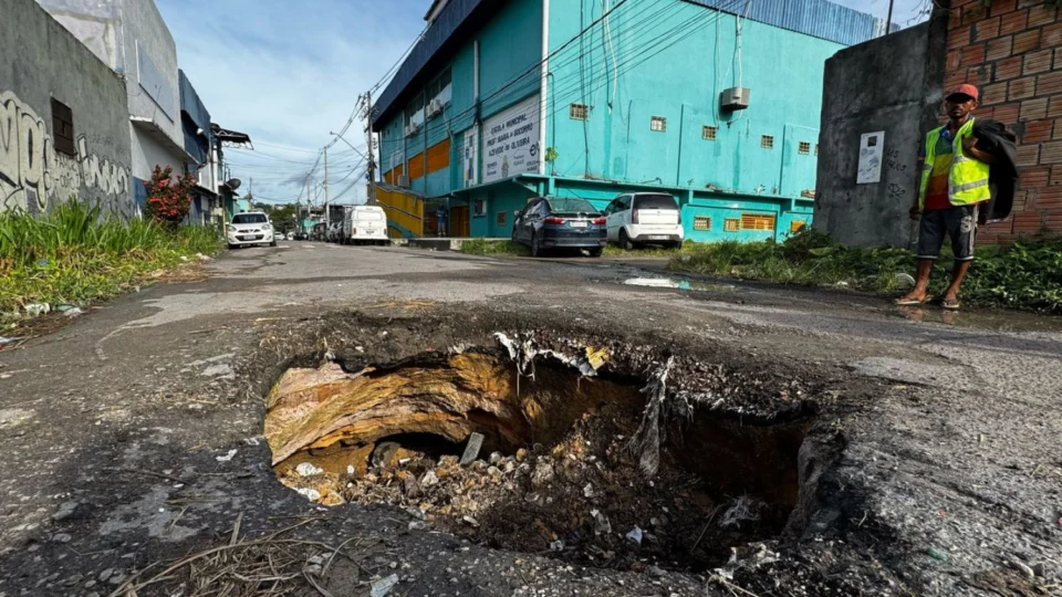 Moradores pedem providências a respeito de buraco em rua no Jorge Teixeira e solicitam melhorias na infraestrutura
