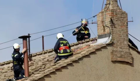 Conclave: Vaticano instala a chaminé na Capela Sistina