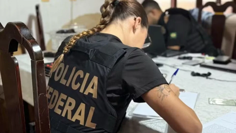 Concurso da Polícia Federal 2025 abre inscrições para 1.000 vagas, com salários de até R$ 26,8 mil