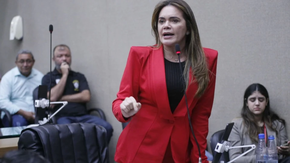 Alessandra Campelo endurece combate à necrofilia com aprovação de lei que garante dignidade de corpos de mulheres e crianças
