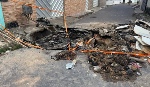 Cratera interdita Rua Ismael Pinheiro no Japiim e moradores cobraram ação das autoridades