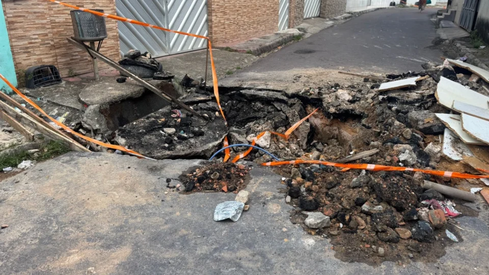 Cratera interdita Rua Ismael Pinheiro no Japiim e moradores cobraram ação das autoridades