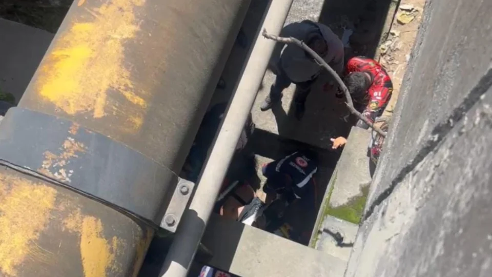 Motociclista e passageiro ficam feridos em acidente na avenida Torquato Tapajós, em Manaus