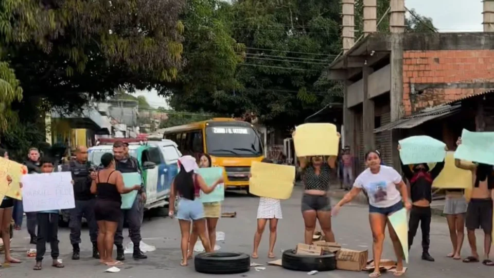 Manifestação: familiares pedem justiça por adolescente executado no bairro Val Paraíso