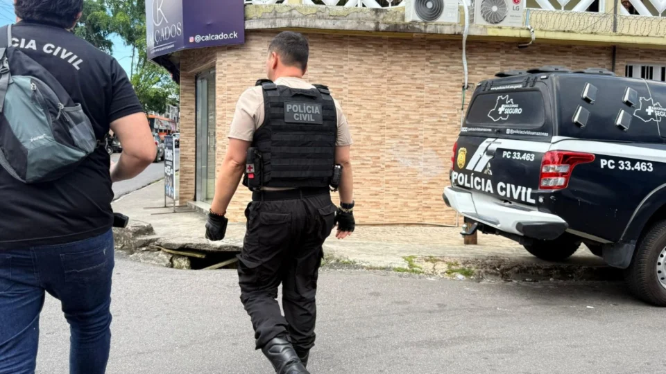 Homem é preso e 29 celulares irregulares são apreendidos durante operação em lojas de Manaus