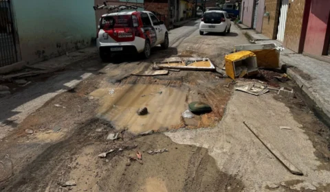 Cratera toma conta de rua e moradores clamam por providências no Vale do Sinai, em Manaus