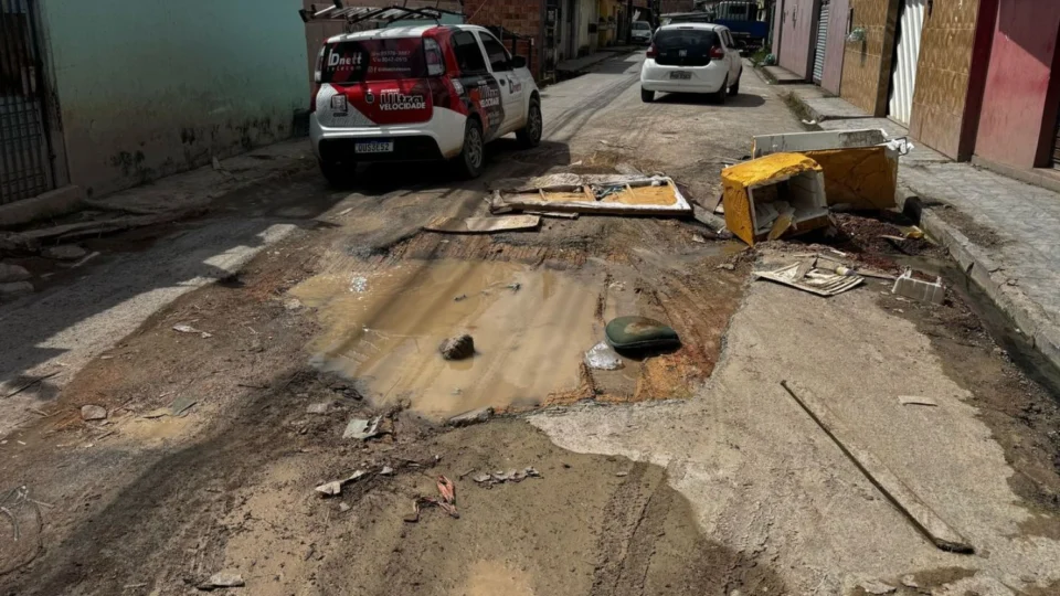 Cratera toma conta de rua e moradores clamam por providências no Vale do Sinai, em Manaus