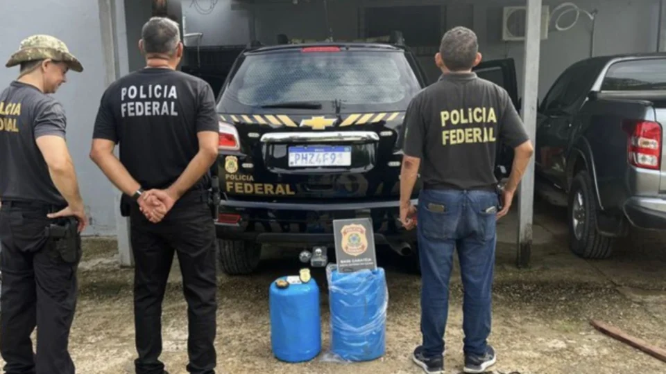 Homem é preso com 63 kg de cocaína escondidos em motores de embarcação no Amazonas