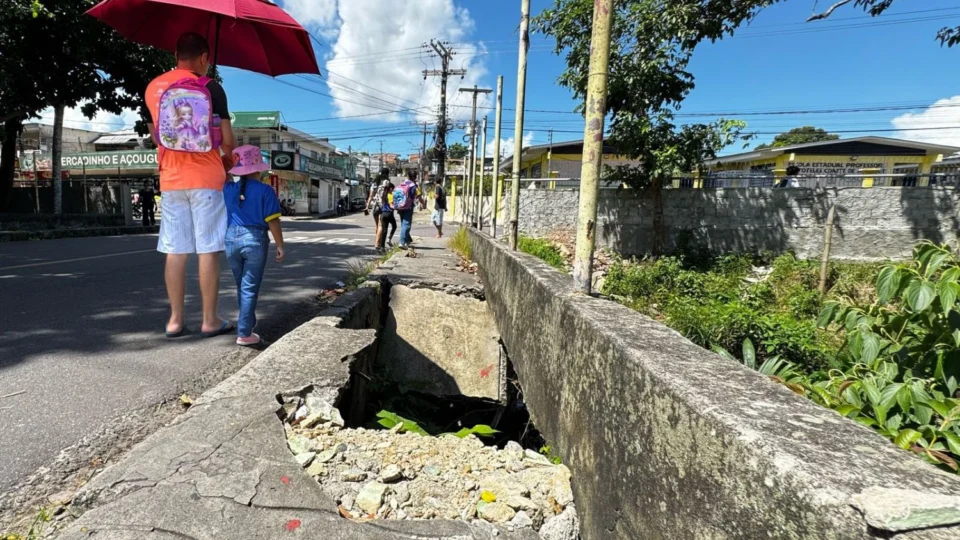 Moradores do Coroado denunciam abandono de obra e acúmulo de lixo em vias movimentadas