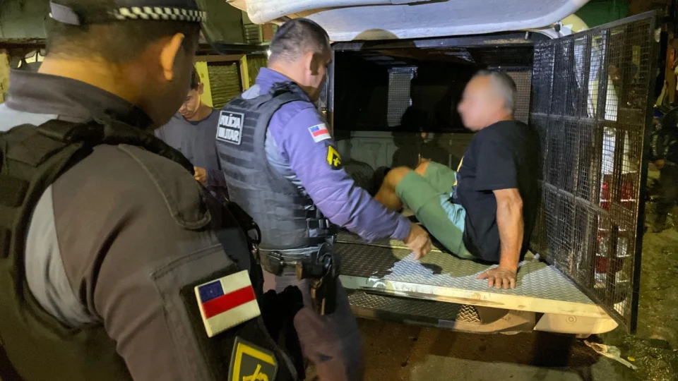 Motorista supostamente embriagado causa acidente e fere motociclista no Monte das Oliveiras