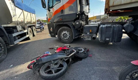 Motociclista fica ferido após colisão com carreta na Avenida Buriti, no Distrito Industrial