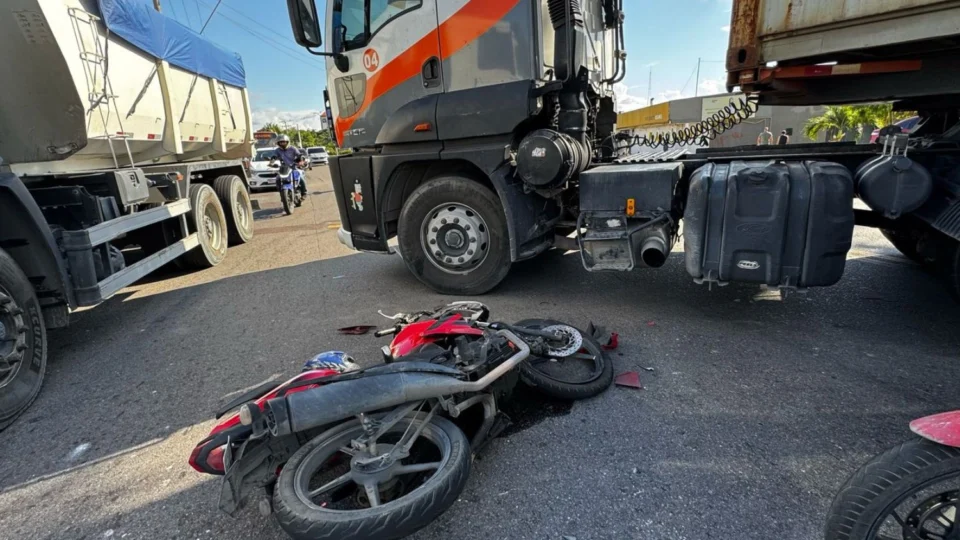 Motociclista fica ferido após colisão com carreta na Avenida Buriti, no Distrito Industrial