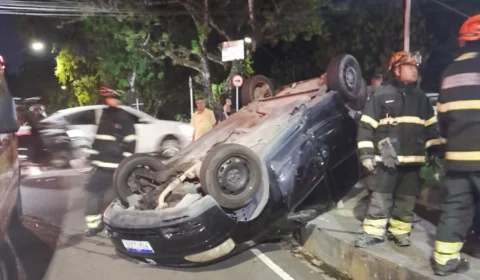 Carro capota após tentativa de ultrapassagem no Conjunto Eldorado, em Manaus