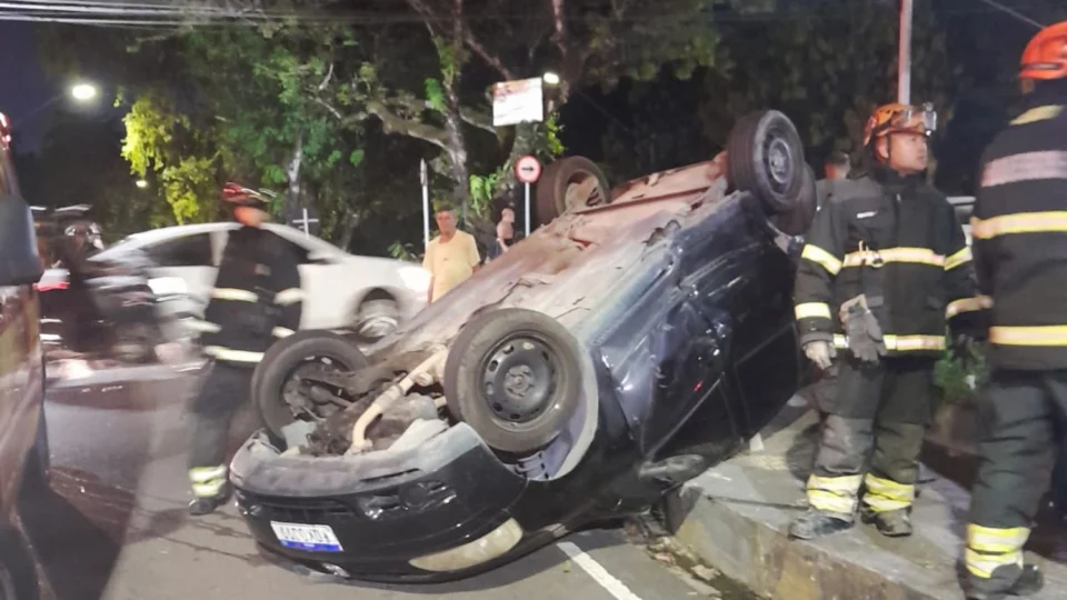 Carro capota após tentativa de ultrapassagem no Conjunto Eldorado, em Manaus