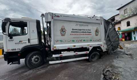Caminhão de coleta de lixo é engolido por cratera na rua Sobral, bairro Gilberto Mestrinho