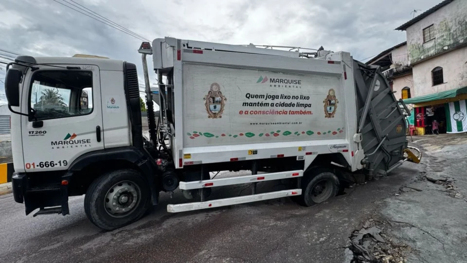 Caminhão de coleta de lixo é engolido por cratera na rua Sobral, bairro Gilberto Mestrinho