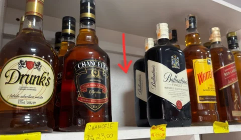 Casal furta garrafa de whisky em mercadinho no bairro Nova Vitória, em Manaus