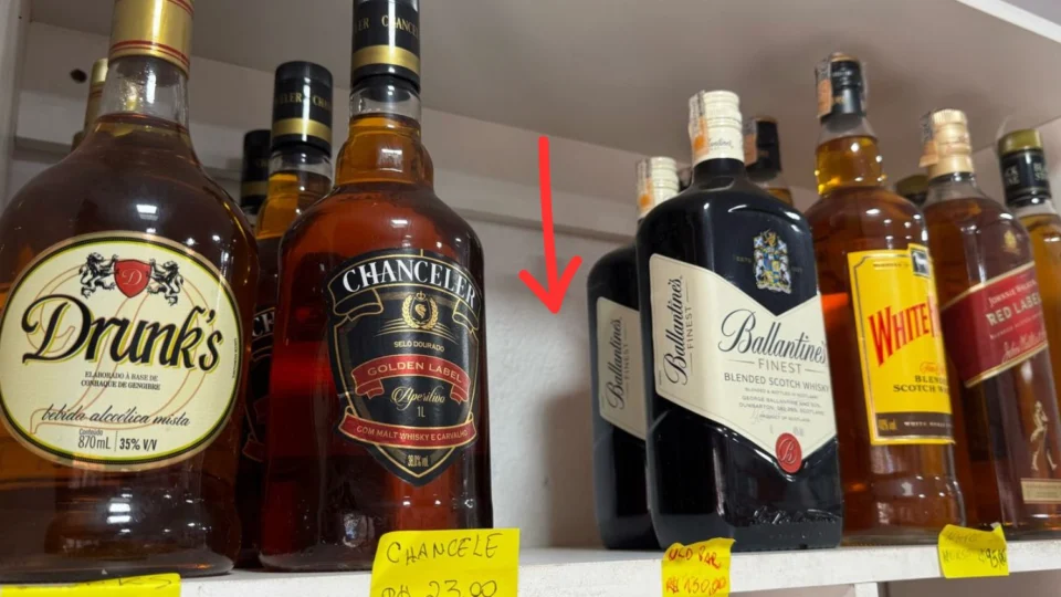 Casal furta garrafa de whisky em mercadinho no bairro Nova Vitória, em Manaus