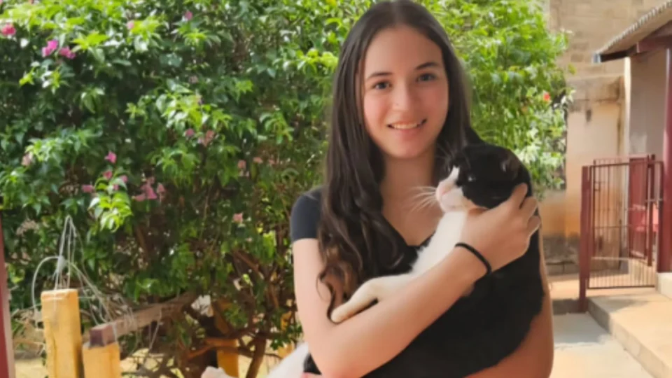 Adolescente confessa assassinato de colega por “inveja” e entrega bilhete com “sentença de morte” antes do crime