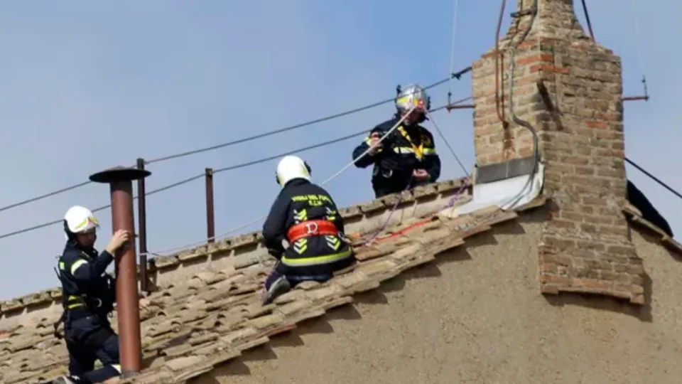 Conclave: Vaticano instala a chaminé na Capela Sistina