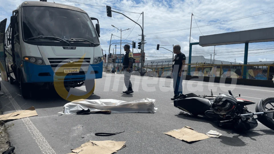 Acidente fatal: Motociclista morre prensado entre micro-ônibus próximo à Torquato Tapajós