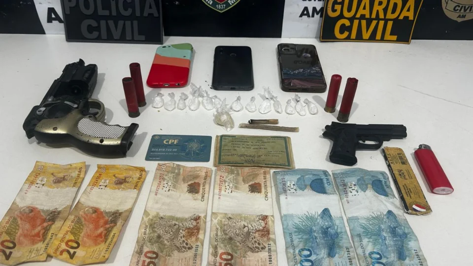 Mulher é presa com drogas, arma falsa e dinheiro do tráfico no Amazonas