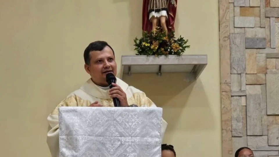 Padre desaparecido é encontrado preso no telhado de casa em Alagoas