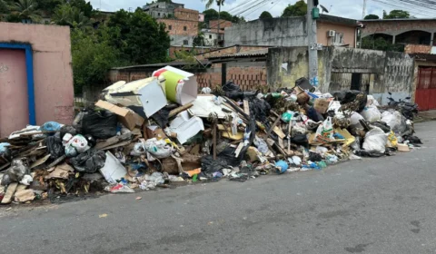 Lixo acumulado há mais de três semanas revolta moradores no bairro Armando Mendes