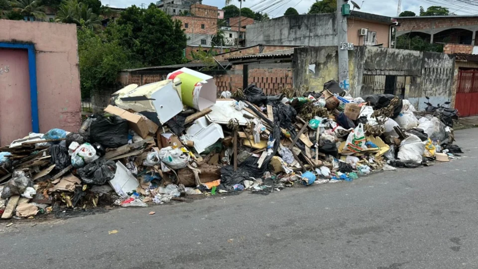 Lixo acumulado há mais de três semanas revolta moradores no bairro Armando Mendes