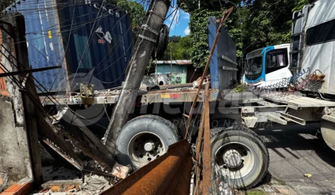 Carreta perde força e desce de ré em ladeira no Monte das Oliveiras; poste foi destruído