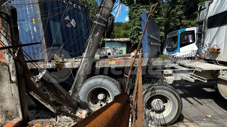 Carreta perde força e desce de ré em ladeira no Monte das Oliveiras; poste foi destruído
