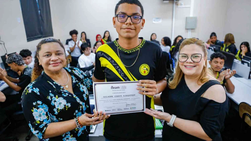 Governo do Amazonas certifica 160 jovens no Projeto Sine Primeiro Emprego em Manaus