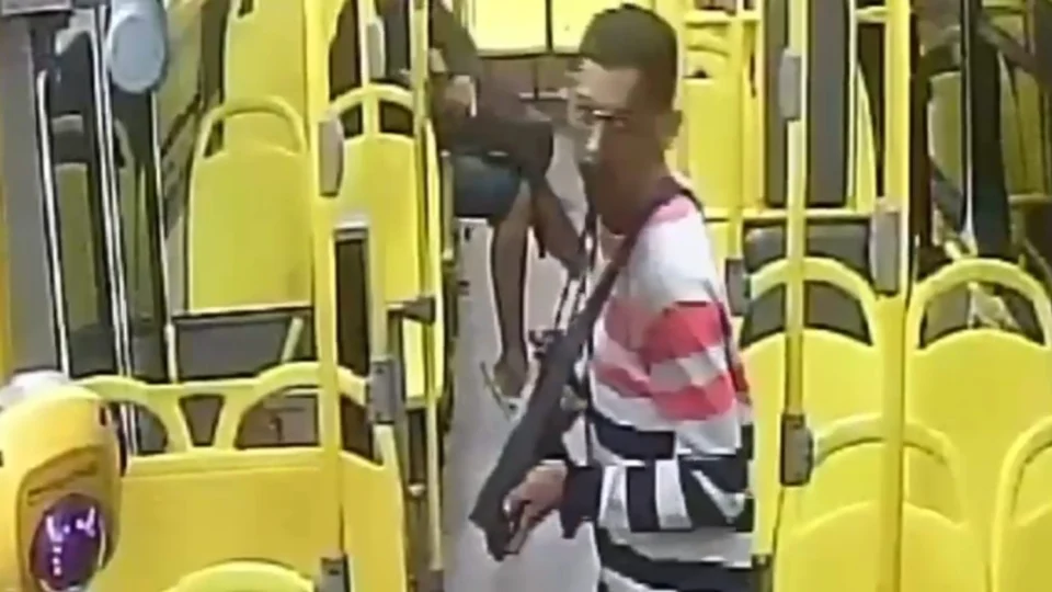PC-AM divulga imagens de suspeitos de roubo a ônibus da linha 008 em Manaus