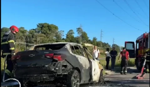 Onix bate em rota e se incendeia na Av. das Flores