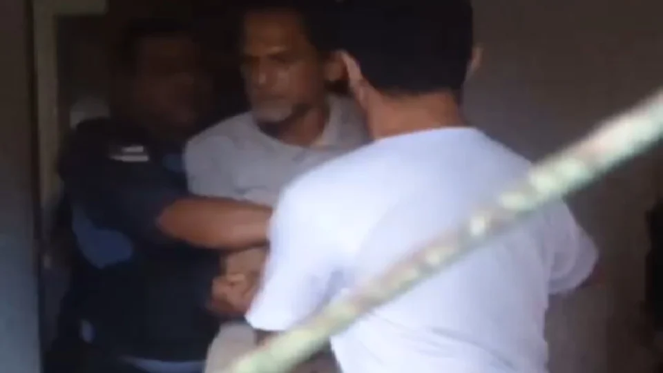 VEJA: Durante surto psicótico, filho ameaça matar mãe