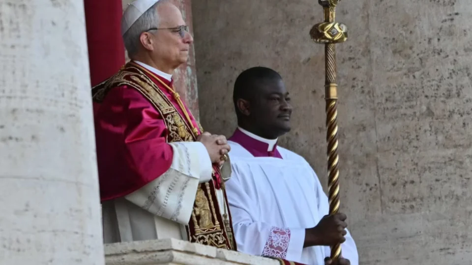 O novo papa enfatiza paz e unidade em seu primeiro discurso oficial