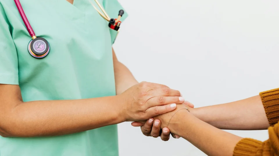 MP investiga médicos da maternidade da Prefeitura de Manaus por fraudes e negligência