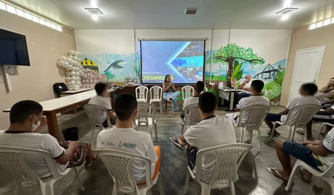DPE-AM leva jornalista Luana Borba para inspirar jovens do socioeducativo Dagmar Feitosa em Manaus