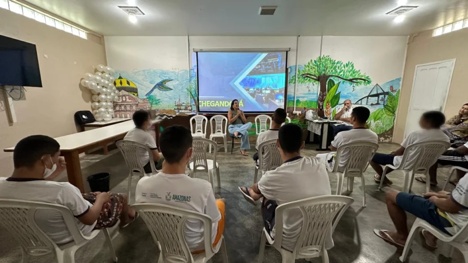 DPE-AM leva jornalista Luana Borba para inspirar jovens do socioeducativo Dagmar Feitosa em Manaus