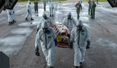 FAB lidera mega exercício de evacuação aeromédica e defesa química em Manaus