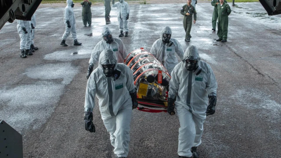 FAB lidera mega exercício de evacuação aeromédica e defesa química em Manaus