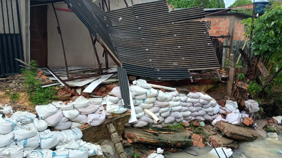 Desmoronamento de rip-rap coloca moradores do bairro Colônia Santo Antônio em risco