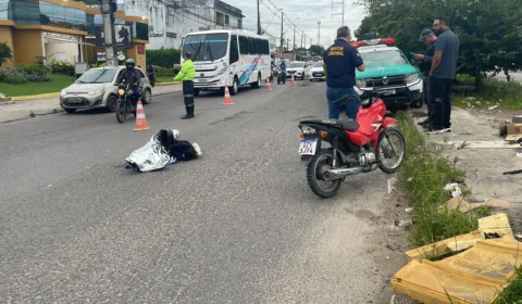Homem morre após colidir sua moto com buraco e cair na Avenida Camapuã