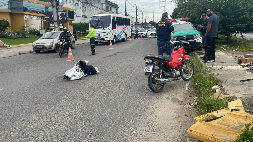 Homem morre após colidir sua moto com buraco e cair na Avenida Camapuã