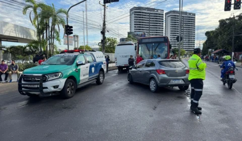Acidente com micro-ônibus bloqueia Av. André Araújo em Manaus na manhã desta sexta-feira (23)