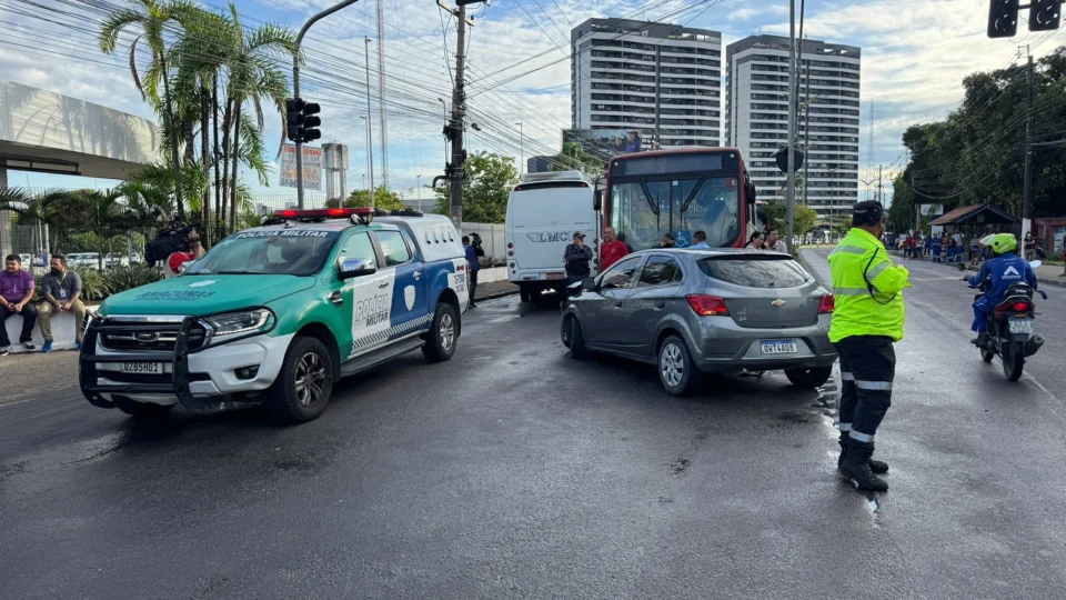 Acidente com micro-ônibus bloqueia Av. André Araújo em Manaus na manhã desta sexta-feira (23)