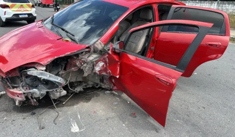 Motorista fica preso às ferragens após colidir com poste na Avenida Natan Xavier