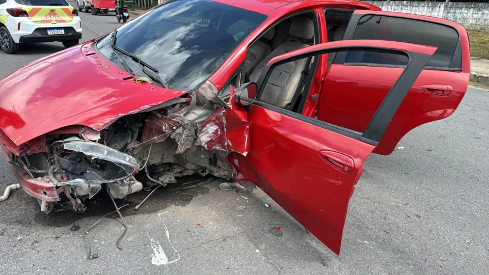 Motorista fica preso às ferragens após colidir com poste na Avenida Natan Xavier